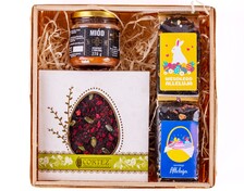Wielkanocny zestaw prezentowy w koszyku z dwiema herbatami czekoladą lub migdałami i z miodem lub konfiturą - Doskonałe na prezent